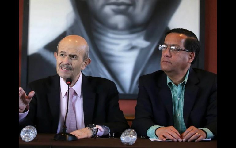 Fausto Vallejo (i) presenta al comisionado Rubén Pérez (d). SUN /