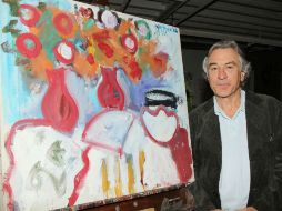 Foto de archivo de 2010. El actor Robert De Niro posa junto a uno de los trabajos de su padre. AP /