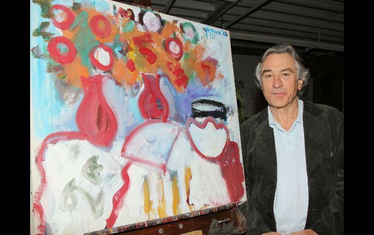 Foto de archivo de 2010. El actor Robert De Niro posa junto a uno de los trabajos de su padre. AP /