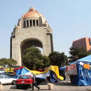La CNTE refuerza plantón con 300 maestros