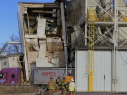 Equipos de rescate buscan entre los escombros para localizar a posibles sobrevivientes. AP /