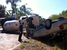 El área es acordonada por personal de Bomberos quienes rociaron con mangueras de agua la pipa para evitar una explosión. SUN /