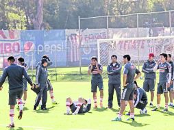 Omar Bravo llegó para una tercera etapa en Chivas con la etiqueta de líder, ahora los jóvenes lo ven como un ejemplo a seguir.  /