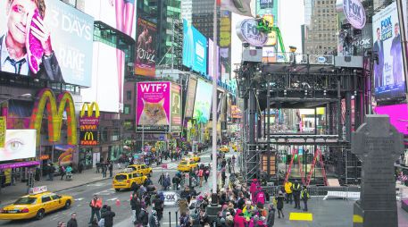 En pleno corazón de Times Square, unos trabajadores arman un andamio para una televisora. AP /