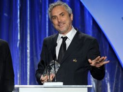 El cineasta mexicano Alfonso Cuarón recibe el premio a Mejor Película en la entrega de los PGA. AFP /