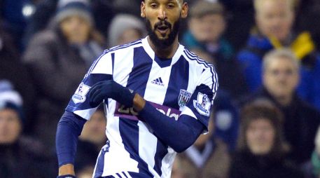 Nicolás Anelka habría realizado una ''quenelle'', aunque dice que fue sin intención de ofender. AP /