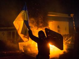 Una granada estalla en enfrentamientos entre la policía y manifestantes en el centro de Kiev. AFP /