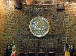 Autoridades locales y federales develan una inscripción en honor al 100 aniversario del Ejército Mexicano en el Congreso.  /