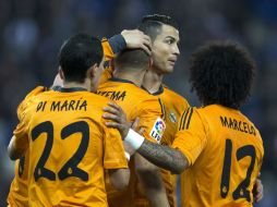 Así festejaron el único tanto del encuentro, obra del delantero francés Karim Benzema. EFE /