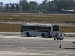 El autobús era utilizado para el traslado de pasajeros entre las salas de espera de las terminales 1 y 2 de la estación aérea. ESPECIAL /