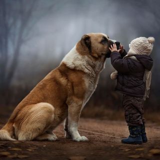 Madre rusa fotografía a sus hijos en medio de la naturaleza