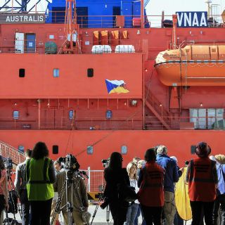 Ocupantes de buque ruso atrapado en Antártida llegan a Australia