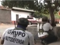 La crónica titulada 'El derecho a defenderme' presenta imágenes de enfrentamientos. ESPECIAL /