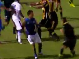 La trifulca inició en el terreno de juego y después involucró a los fanáticos. ESPECIAL /