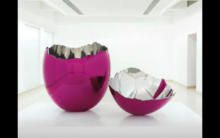 El huevo tiene un espejo en acero inoxidable y bañado con revestimiento traslúcido de color magenta. ESPECIAL /