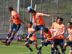 Los jugadores de Chivas practican fuerte previo a sus próximos partidos.  /