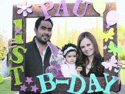 Anfitriones. Raziel Ríos y Montserrat Méndez con Paulina.  /