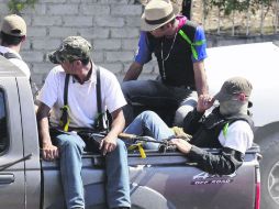 Atentos. Un grupo de integrantes de las autodefensas en Antúnez espera instrucciones. EFE /