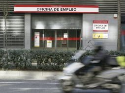 El paro en España bajó en 69 mil personas en 2013 y cerró el año con 5 millones 896 mil 300 desempleados, el 26.03% de la PEA. EFE /