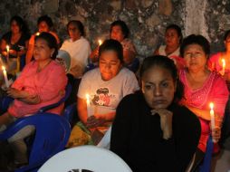 Familiares de Édgar Tamayo rezan luego de la ejecución del mexicano en Texas. AFP /