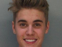 El cantante no parecía muy preocupado en la foto de su fichaje policial. ESPECIAL /