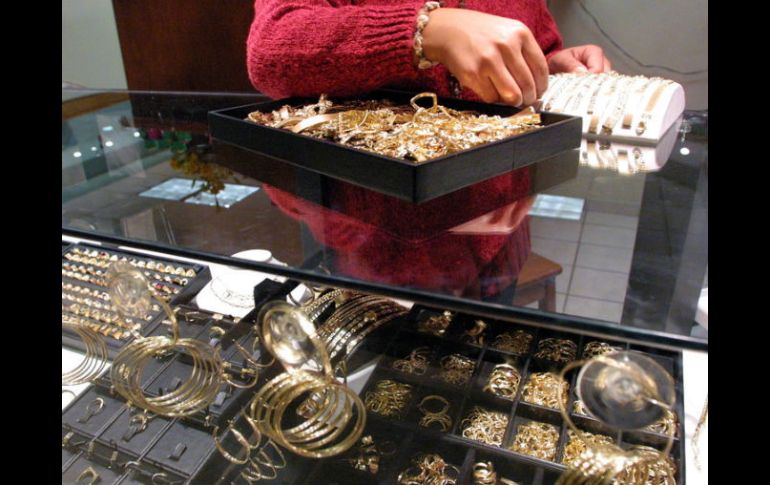 Deben dar aviso a las autoridades cuando haya un comprador que excede los 102 mil pesos en operaciones. ARCHIVO /