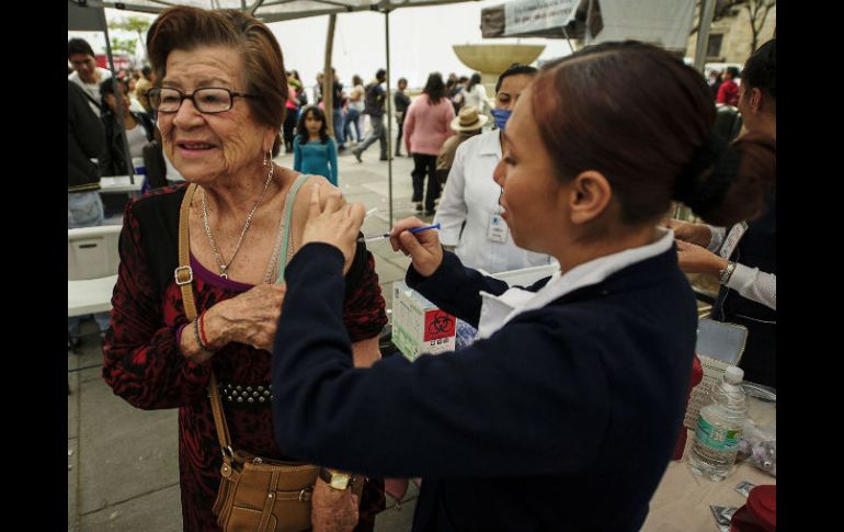 Pese a que los jóvenes y adultos son los más afectados, la campaña de vacunación se dirige a niños de menos cinco años y adultos de 60. ARCHIVO /