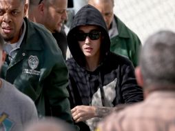 El ídolo juvenil se mostró de acuerdo con la fianza impuesta y no realizó ningún comentario. AFP /