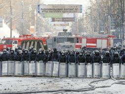 Policías antidisturbios montan una guardia tras aceptar la tregua con manifestantes. AFP /