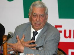 El escritor en rueda de prensa con motivo de su visita a la región boliviana de Santa Cruz. EFE /