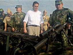 El ministro de Defensa colombiano observa armamento incautado a la guerrilla. EFE /