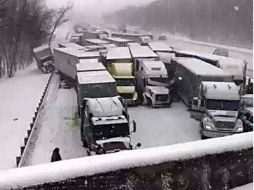 Al menos 15 grandes camiones estuvieron involucrados en la masiva colisión. AP /