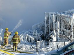 Comienzan las investigaciones para determinar la causa del incendio. AFP /