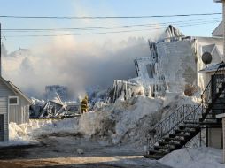 Los fuertes vientos en la región provocaron que el fuego se expandiera rápidamente por todo el edificio. AFP /