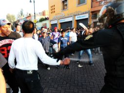Habitantes de Xochimilco se enfrentan a Granaderos luego de ser detenidos cuando intentaban linchar al chofer de la unidad. SUN /