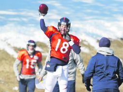 Peyton Manning lanza un pase durante la práctica de los Broncos. El mariscal disputará su tercer Super Bowl. AP /