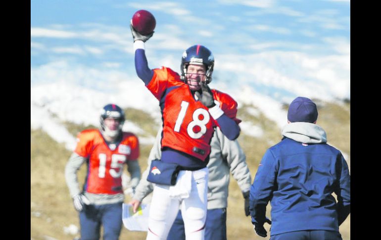 Peyton Manning lanza un pase durante la práctica de los Broncos. El mariscal disputará su tercer Super Bowl. AP /