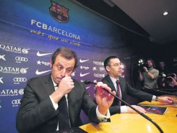 Sandro Rosell (izq) leyó un comunicado en el que anunció su salida. Josep Maria Bartomeu (der) es su sucesor en el cargo. EFE /