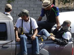 Un grupo de autodefensas esperan instrucciones en una trinchera en el poblado de Antúnez. EFE /