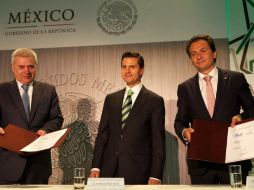 Enrique Peña Nieto y Emilio Lozoya, director de Pemex, durante la firma de un acuerdo de cooperación con petrolera rusa. SUN /
