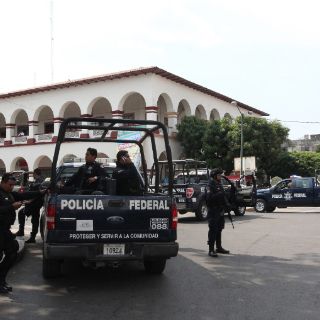 La PF, soldados y autodefensas patrullan Aguililla