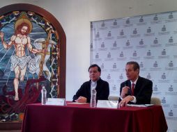 El auxiliar del arzobispado, Miguel Romano Gómez, en conjunto con el director de Salud Pública de la SSJ,  Jorge Blackaller Ayala.  /