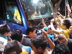 Hubo desorden en la llegada del América a su hotel en la Perla Tapatía.  /