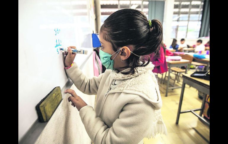 Con cubrebocas. En la Urbana 184 México Unido prefirieron no correr riesgos ante los brotes de influenza.  /