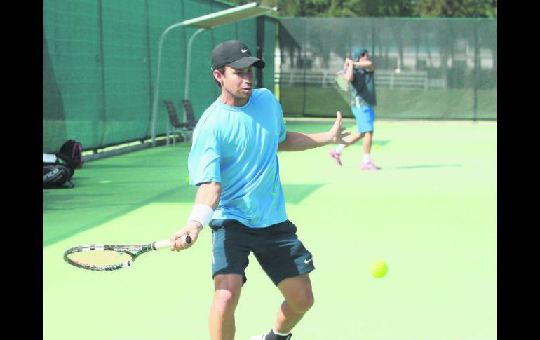 Miguel A. Reyes reconoce que parte de su función en el equipo mexicano de Copa Davis es servir de referencia a los más jóvenes.  /