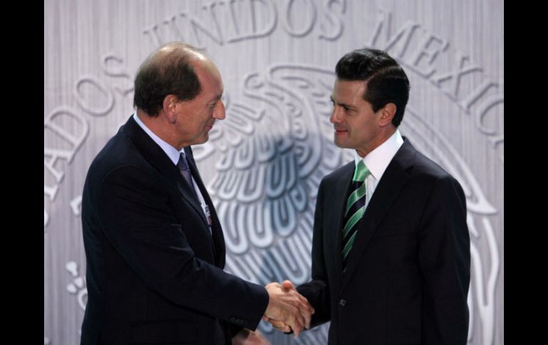 Paul Bulcke, Director Ejecutivo Global de Nestlé, saluda a Enrique Peña Nieto en el WEF de Davos. NTX /