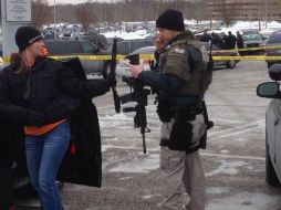 Agentes de policía permanecen fuera del centro comercial. Aún no hay información oficial sobre las víctimas mortales. Foto: @gtoppo. ESPECIAL /