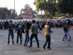 Se reportaron enfrentamientos luego de granaderos detuvieran a vecinos del quienes intentaron linchar al chofer. ARCHIVO /