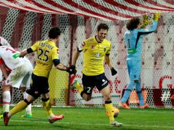 Jugadores del Sochaux celebran el gol mientras Ochoa lamenta la anotación. AFP /