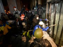 Rompen ventanales del edificio donde se mantenían resguardados los efectivos antidisturbios. AFP /
